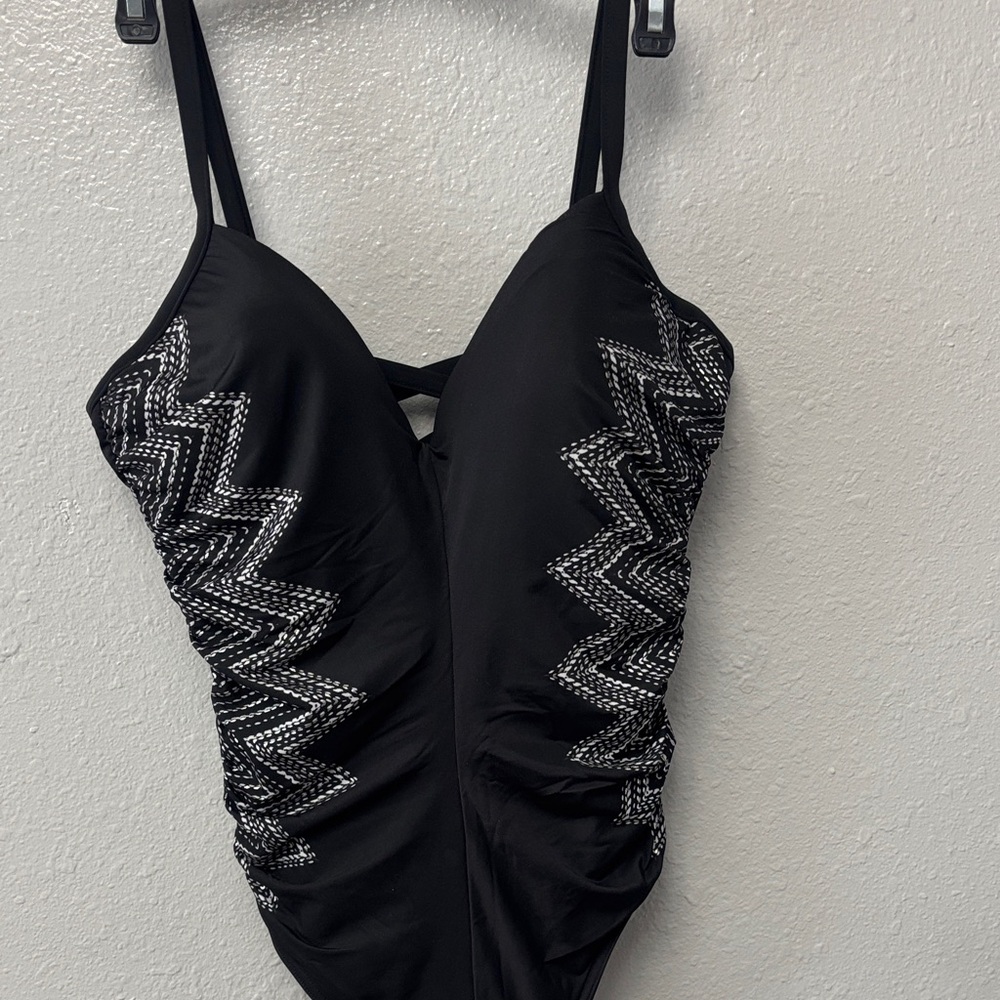 Miraclesuit Elegant Black Swimwear size 10. Cross cross back.